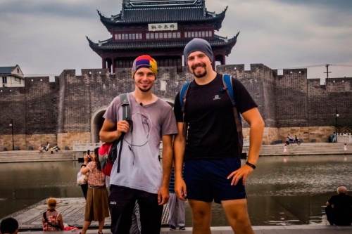 Почему поссорились два барнаульских путешественника в Китае