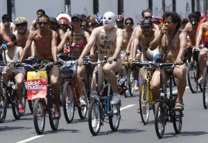 Несколько сотен голых велосипедистов прокатились по столице Перу