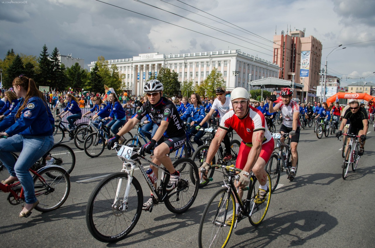1 июля 2015 г. Праздник велоспорта. Велосипед праздник город. Табличка велогонка для праздника.