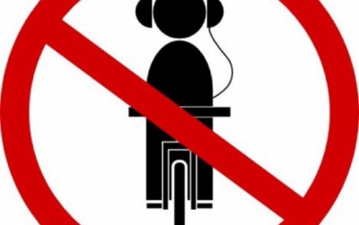 Велосипедистам хотят запретить ездить в наушника и говорить по телефону