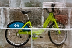 Замороженный велосипед - символ начинающегося велосезона